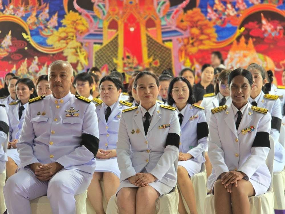ร่วมถวายน้ำสรงพระบรมศพและร่วมลงนามถวายอาลัย เบื้องหน้าพระฉายาลักษณ์ สมเด็จพระนางเจ้าสิริกิติ์ พระบรมราชินีนาถ พระราชชนนีพันปีหลวง