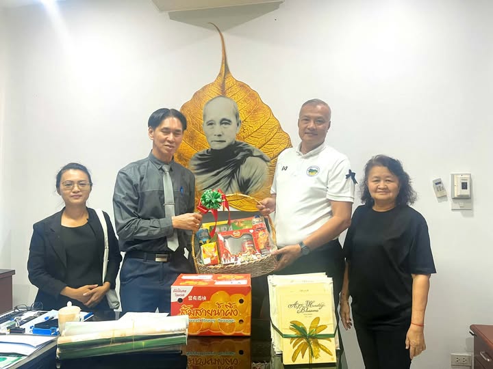 เมื่อวันที่ 24 ธันวาคม 2568 นายชุมพล สมบูรณ์วรวงษ์ ผู้จัดการธนาคารเพื่อการเกษตรและสหกรณ์การเกษตร สาขากะปง มอบกระเช้าพร้อมปฎิทินของขวัญปีใหม่ ส่งท้ายปีเก่าต้อนรับปีใหม่ พ.ศ. 2569 ให้กับเทศบาลตำบลท่านา โดยมีนายบัญญัติ อนันตมงคลกุล นายกเทศมนตรีตำบลท่านา และนางสุจิน ทวิชศรี รองนายกเทศมนตรีตำบลท่านา เป็นผู้รับมอบ และขอขอบคุณเป็นอย่างสูงมา ณ โอกาสนี้ด้วย